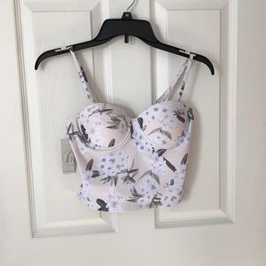 Brand NEW women’s high quality floral Swim top! 🌺